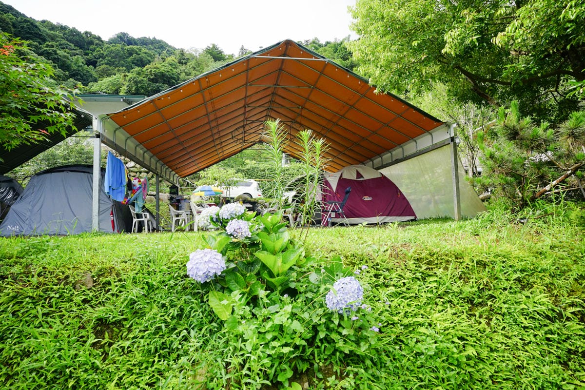 苗栗露營｜親子露營、雨棚營地推薦！南庄紅毛印象露營區 梅雨季不用怕，史上無敵超大雨棚推薦（桂花雨棚區）！還有超夢幻彩繪漂漂河，夏天玩水營區首選~