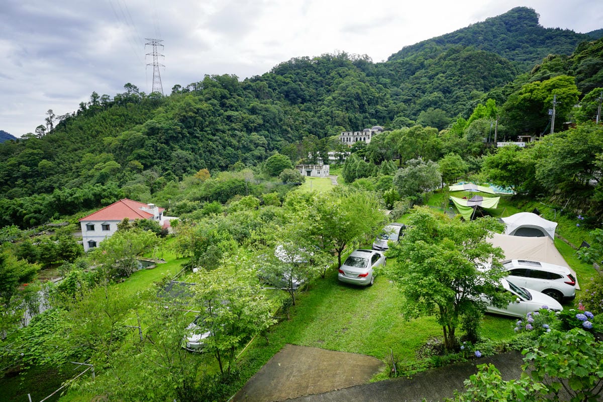 苗栗露營｜親子露營、雨棚營地推薦！南庄紅毛印象露營區 梅雨季不用怕，史上無敵超大雨棚推薦（桂花雨棚區）！還有超夢幻彩繪漂漂河，夏天玩水營區首選~