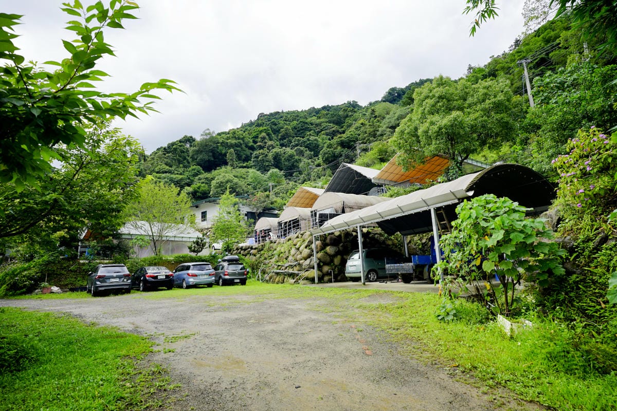 苗栗露營｜親子露營、雨棚營地推薦！南庄紅毛印象露營區 梅雨季不用怕，史上無敵超大雨棚推薦（桂花雨棚區）！還有超夢幻彩繪漂漂河，夏天玩水營區首選~