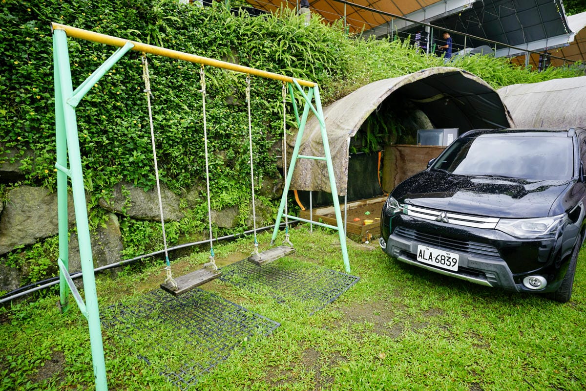 苗栗露營｜親子露營、雨棚營地推薦！南庄紅毛印象露營區 梅雨季不用怕，史上無敵超大雨棚推薦（桂花雨棚區）！還有超夢幻彩繪漂漂河，夏天玩水營區首選~