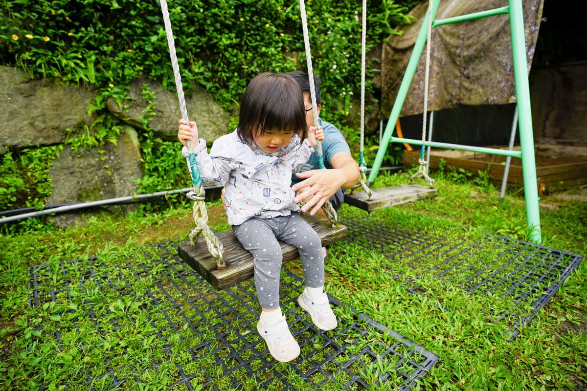 苗栗露營｜親子露營、雨棚營地推薦！南庄紅毛印象露營區 梅雨季不用怕，史上無敵超大雨棚推薦（桂花雨棚區）！還有超夢幻彩繪漂漂河，夏天玩水營區首選~