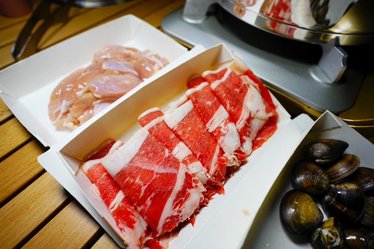 台中食記｜火鍋第一品牌樂多多集團 肉粉FUN暑假，肉多多半價優惠，露營吃火鍋囉！肉多多火鍋$399外帶餐 台中火鍋外帶推薦！