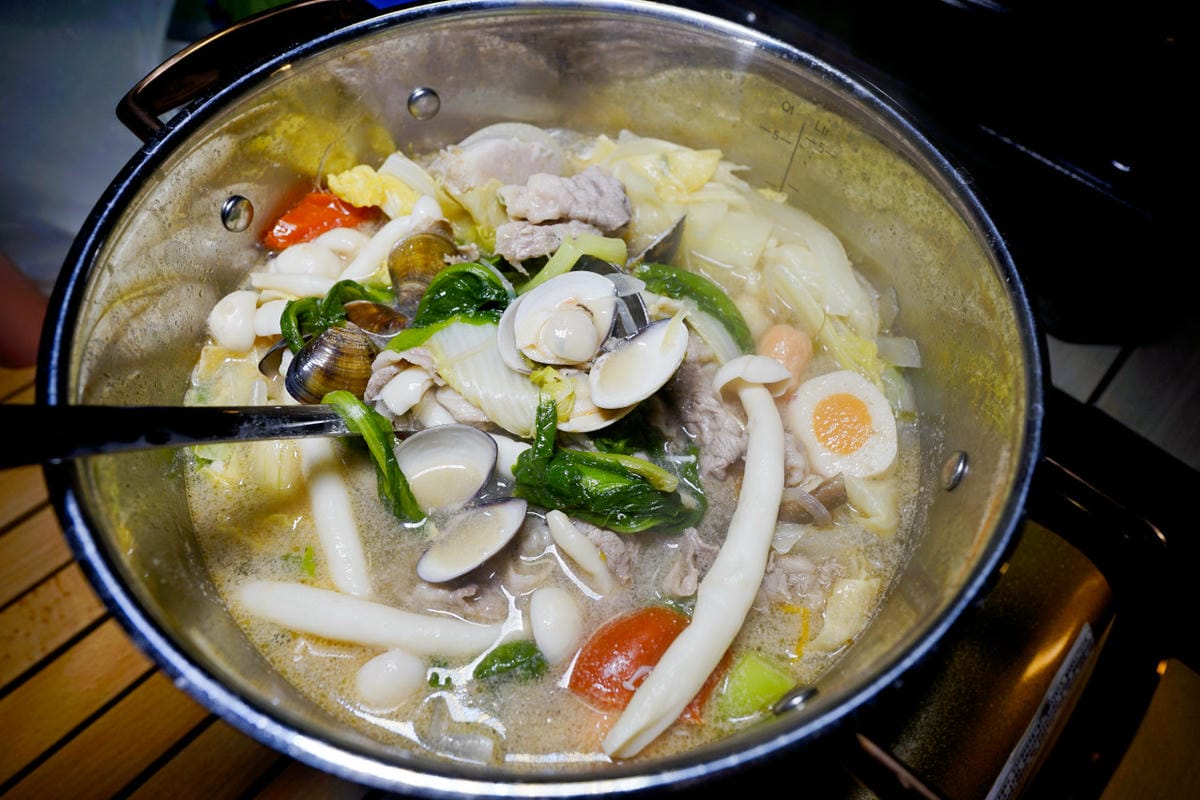 台中食記｜火鍋第一品牌樂多多集團 肉粉FUN暑假，肉多多半價優惠，露營吃火鍋囉！肉多多火鍋$399外帶餐 台中火鍋外帶推薦！