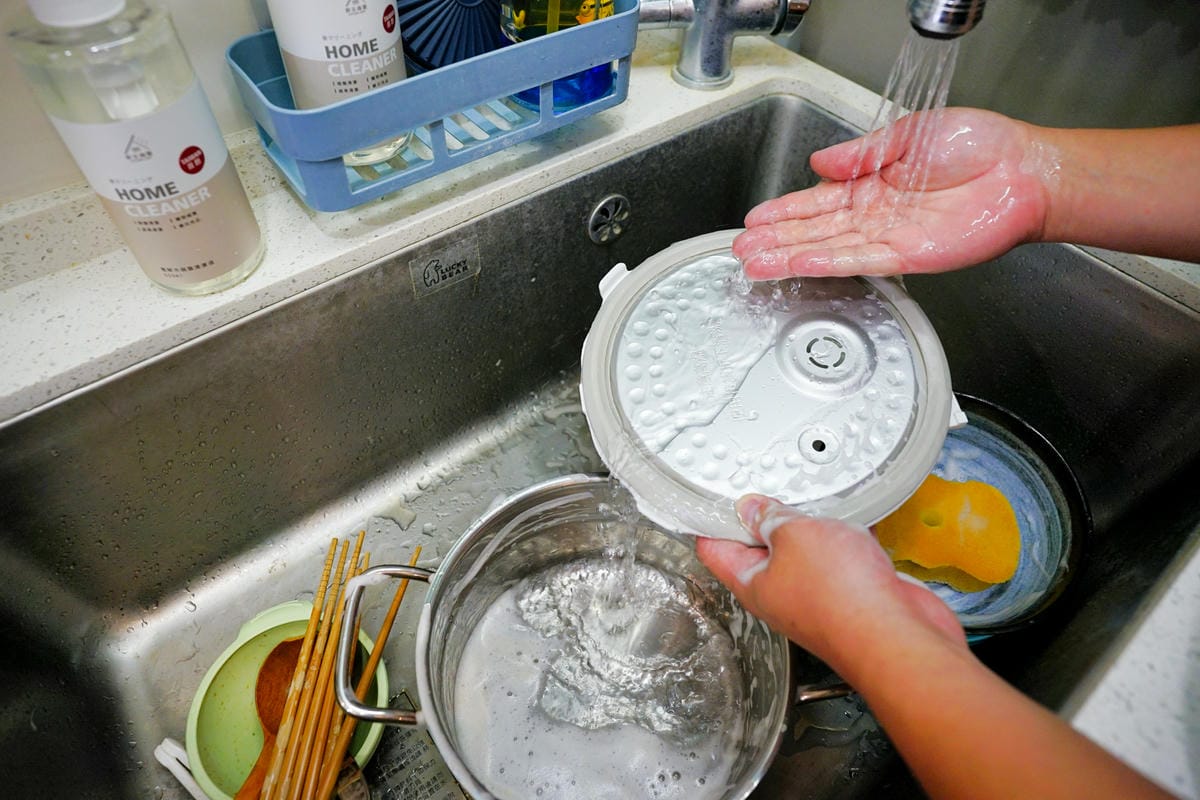 清潔用品｜秋文商號 電解水碗盤清潔液 溫和不傷手、有效去油汙洗碗精推薦！