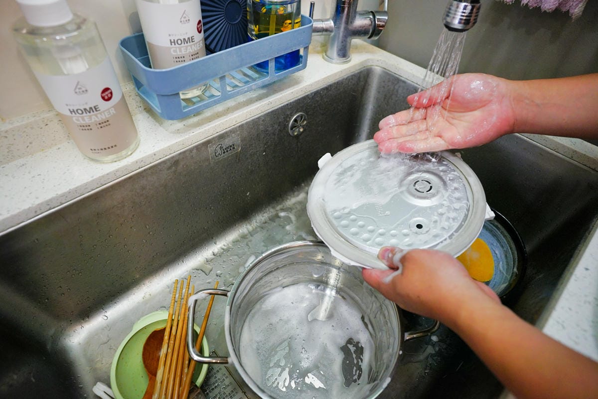 清潔用品｜秋文商號 電解水碗盤清潔液 溫和不傷手、有效去油汙洗碗精推薦！