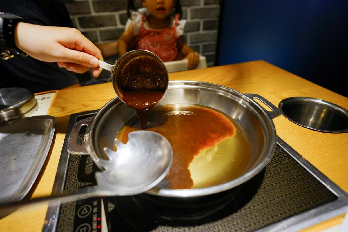 台中食記|台中韓式料理吃到飽餐廳推薦!兩餐dookki 두끼韓國年糕火鍋吃到飽(公益店)多種火鍋湯底、韓式炒飯、韓國泡麵無限量供應~ - 第13張圖 台中食記|台中韓式料理吃到飽餐廳推薦!兩餐dookki 두끼韓國年糕火鍋吃到飽(公益店)多種火鍋湯底、韓式炒飯、韓國泡麵無限量供應~
