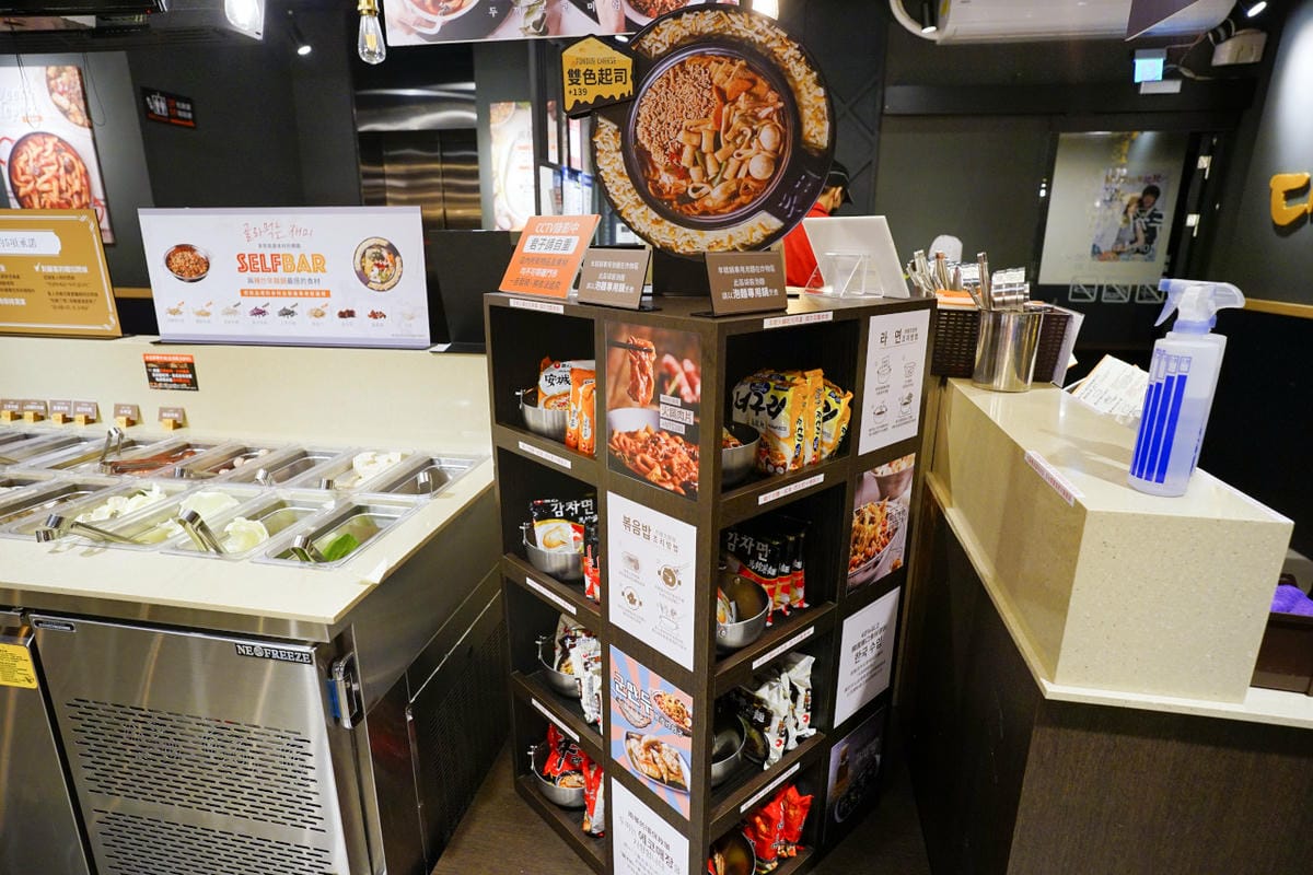 台中食記|台中韓式料理吃到飽餐廳推薦!兩餐dookki 두끼韓國年糕火鍋吃到飽(公益店)多種火鍋湯底、韓式炒飯、韓國泡麵無限量供應~ - 第5張圖 台中食記|台中韓式料理吃到飽餐廳推薦!兩餐dookki 두끼韓國年糕火鍋吃到飽(公益店)多種火鍋湯底、韓式炒飯、韓國泡麵無限量供應~
