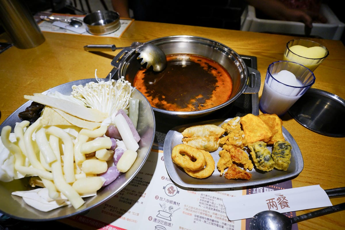 台中食記|台中韓式料理吃到飽餐廳推薦!兩餐dookki 두끼韓國年糕火鍋吃到飽(公益店)多種火鍋湯底、韓式炒飯、韓國泡麵無限量供應~ - 第14張圖 台中食記|台中韓式料理吃到飽餐廳推薦!兩餐dookki 두끼韓國年糕火鍋吃到飽(公益店)多種火鍋湯底、韓式炒飯、韓國泡麵無限量供應~