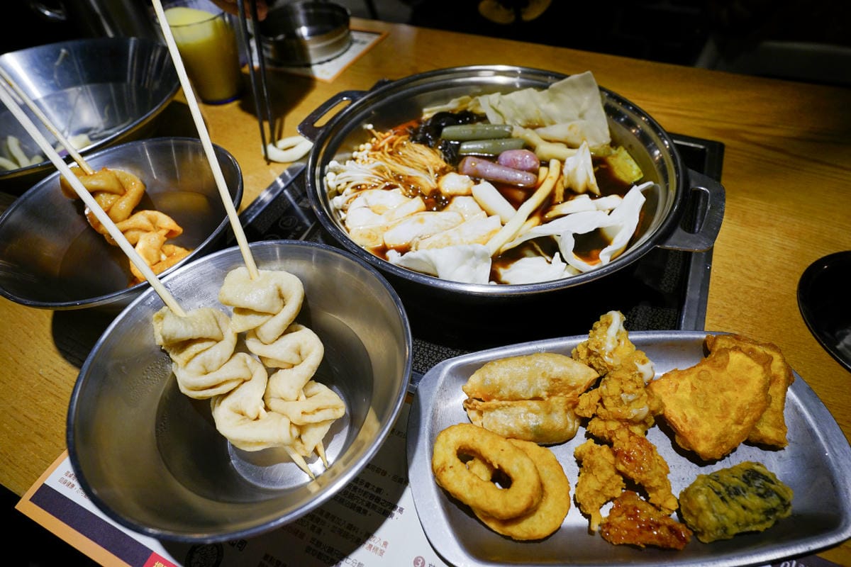 台中食記|台中韓式料理吃到飽餐廳推薦!兩餐dookki 두끼韓國年糕火鍋吃到飽(公益店)多種火鍋湯底、韓式炒飯、韓國泡麵無限量供應~ - 第16張圖 台中食記|台中韓式料理吃到飽餐廳推薦!兩餐dookki 두끼韓國年糕火鍋吃到飽(公益店)多種火鍋湯底、韓式炒飯、韓國泡麵無限量供應~