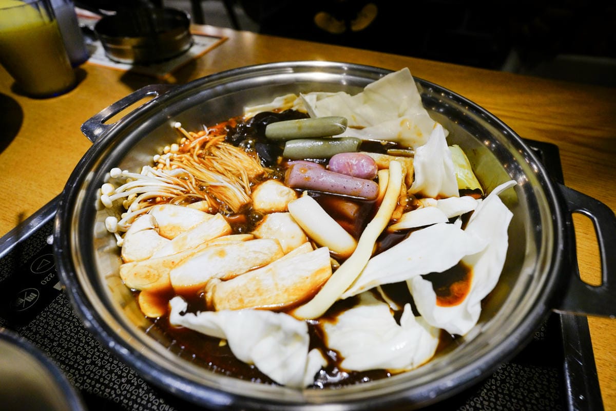 台中食記|台中韓式料理吃到飽餐廳推薦!兩餐dookki 두끼韓國年糕火鍋吃到飽(公益店)多種火鍋湯底、韓式炒飯、韓國泡麵無限量供應~ - 第15張圖 台中食記|台中韓式料理吃到飽餐廳推薦!兩餐dookki 두끼韓國年糕火鍋吃到飽(公益店)多種火鍋湯底、韓式炒飯、韓國泡麵無限量供應~
