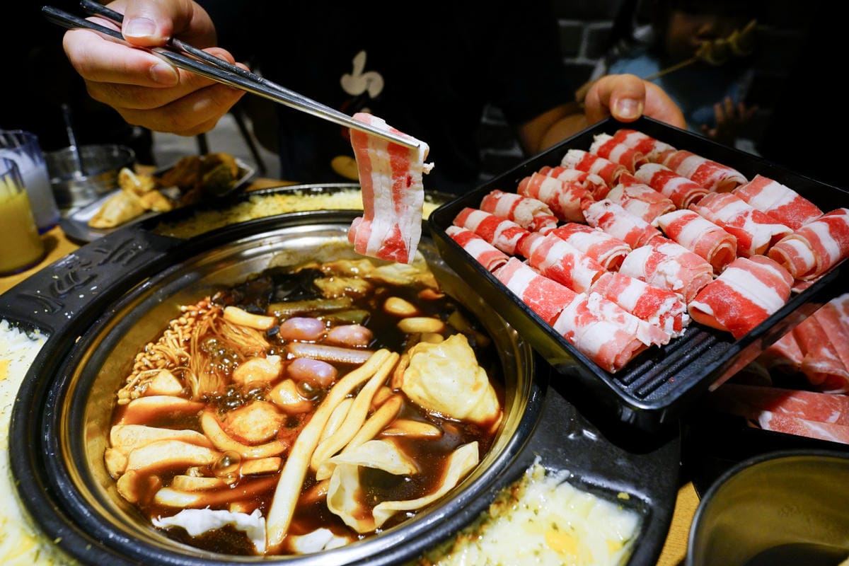 台中食記|台中韓式料理吃到飽餐廳推薦!兩餐dookki 두끼韓國年糕火鍋吃到飽(公益店)多種火鍋湯底、韓式炒飯、韓國泡麵無限量供應~ - 第18張圖 台中食記|台中韓式料理吃到飽餐廳推薦!兩餐dookki 두끼韓國年糕火鍋吃到飽(公益店)多種火鍋湯底、韓式炒飯、韓國泡麵無限量供應~