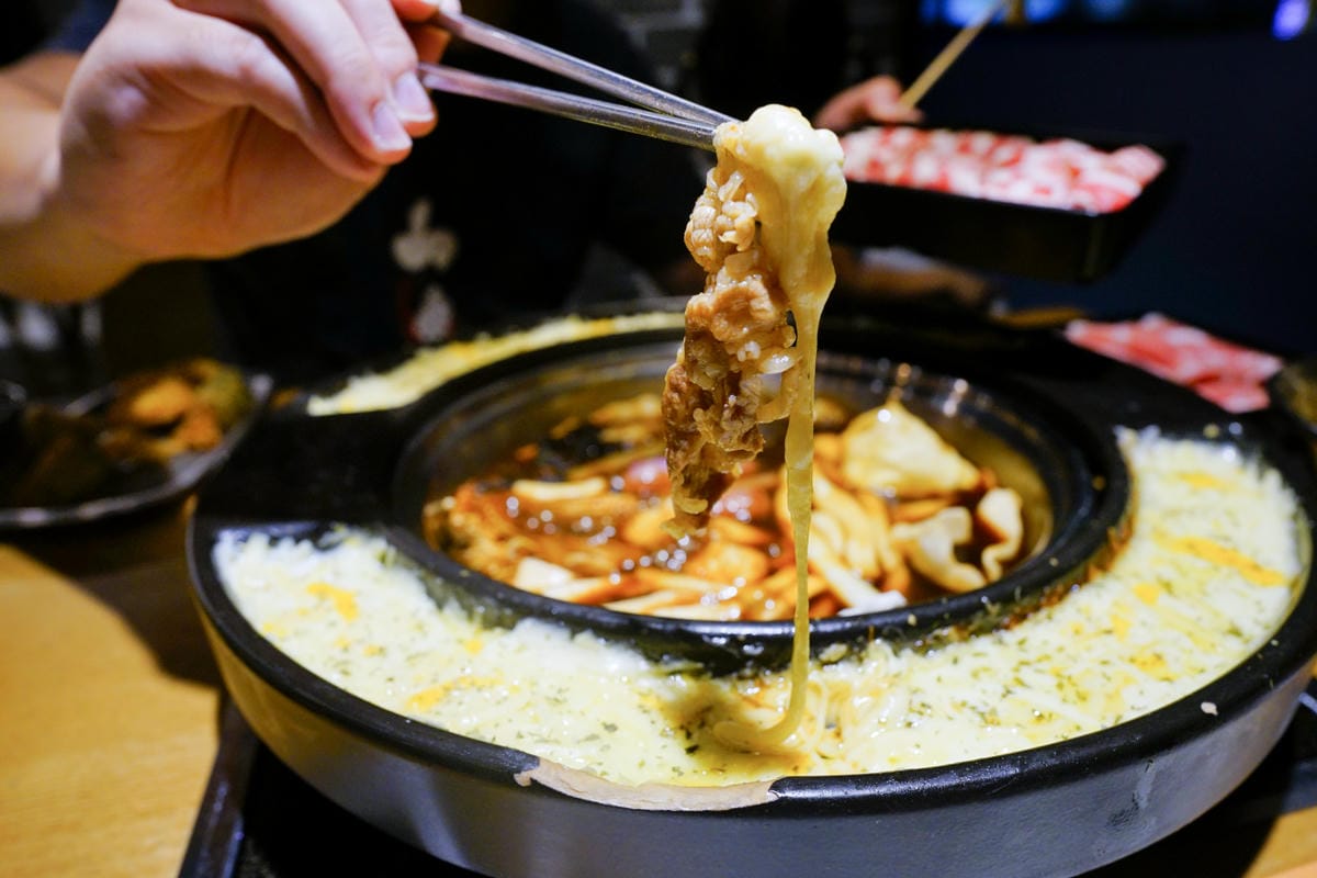 台中食記|台中韓式料理吃到飽餐廳推薦!兩餐dookki 두끼韓國年糕火鍋吃到飽(公益店)多種火鍋湯底、韓式炒飯、韓國泡麵無限量供應~ - 第1張圖 台中食記|台中韓式料理吃到飽餐廳推薦!兩餐dookki 두끼韓國年糕火鍋吃到飽(公益店)多種火鍋湯底、韓式炒飯、韓國泡麵無限量供應~