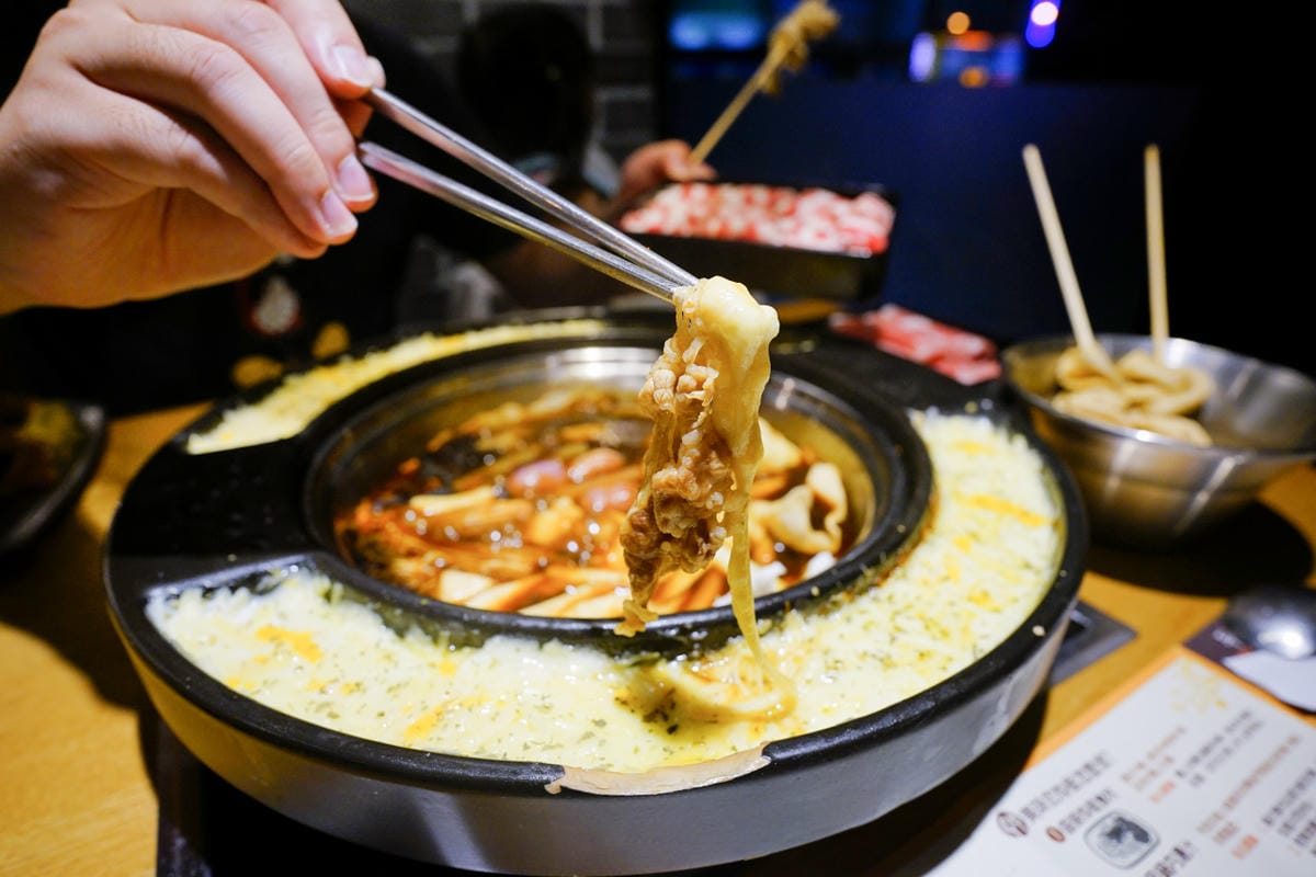 台中食記|台中韓式料理吃到飽餐廳推薦!兩餐dookki 두끼韓國年糕火鍋吃到飽(公益店)多種火鍋湯底、韓式炒飯、韓國泡麵無限量供應~ - 第20張圖 台中食記|台中韓式料理吃到飽餐廳推薦!兩餐dookki 두끼韓國年糕火鍋吃到飽(公益店)多種火鍋湯底、韓式炒飯、韓國泡麵無限量供應~