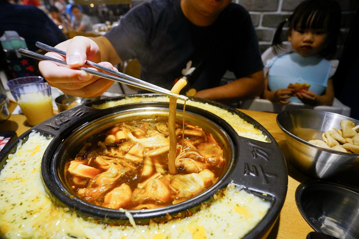 台中食記|台中韓式料理吃到飽餐廳推薦!兩餐dookki 두끼韓國年糕火鍋吃到飽(公益店)多種火鍋湯底、韓式炒飯、韓國泡麵無限量供應~ - 第21張圖 台中食記|台中韓式料理吃到飽餐廳推薦!兩餐dookki 두끼韓國年糕火鍋吃到飽(公益店)多種火鍋湯底、韓式炒飯、韓國泡麵無限量供應~