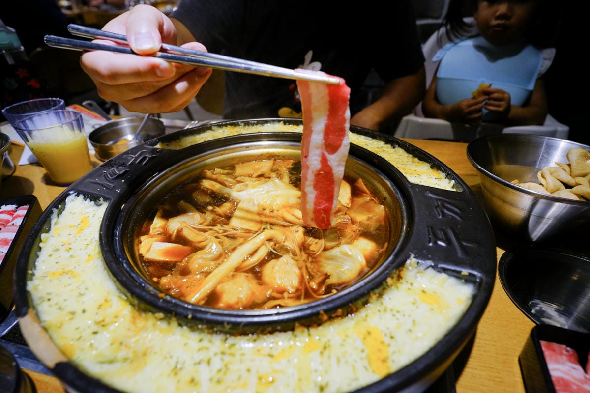 台中食記|台中韓式料理吃到飽餐廳推薦!兩餐dookki 두끼韓國年糕火鍋吃到飽(公益店)多種火鍋湯底、韓式炒飯、韓國泡麵無限量供應~ - 第19張圖 台中食記|台中韓式料理吃到飽餐廳推薦!兩餐dookki 두끼韓國年糕火鍋吃到飽(公益店)多種火鍋湯底、韓式炒飯、韓國泡麵無限量供應~