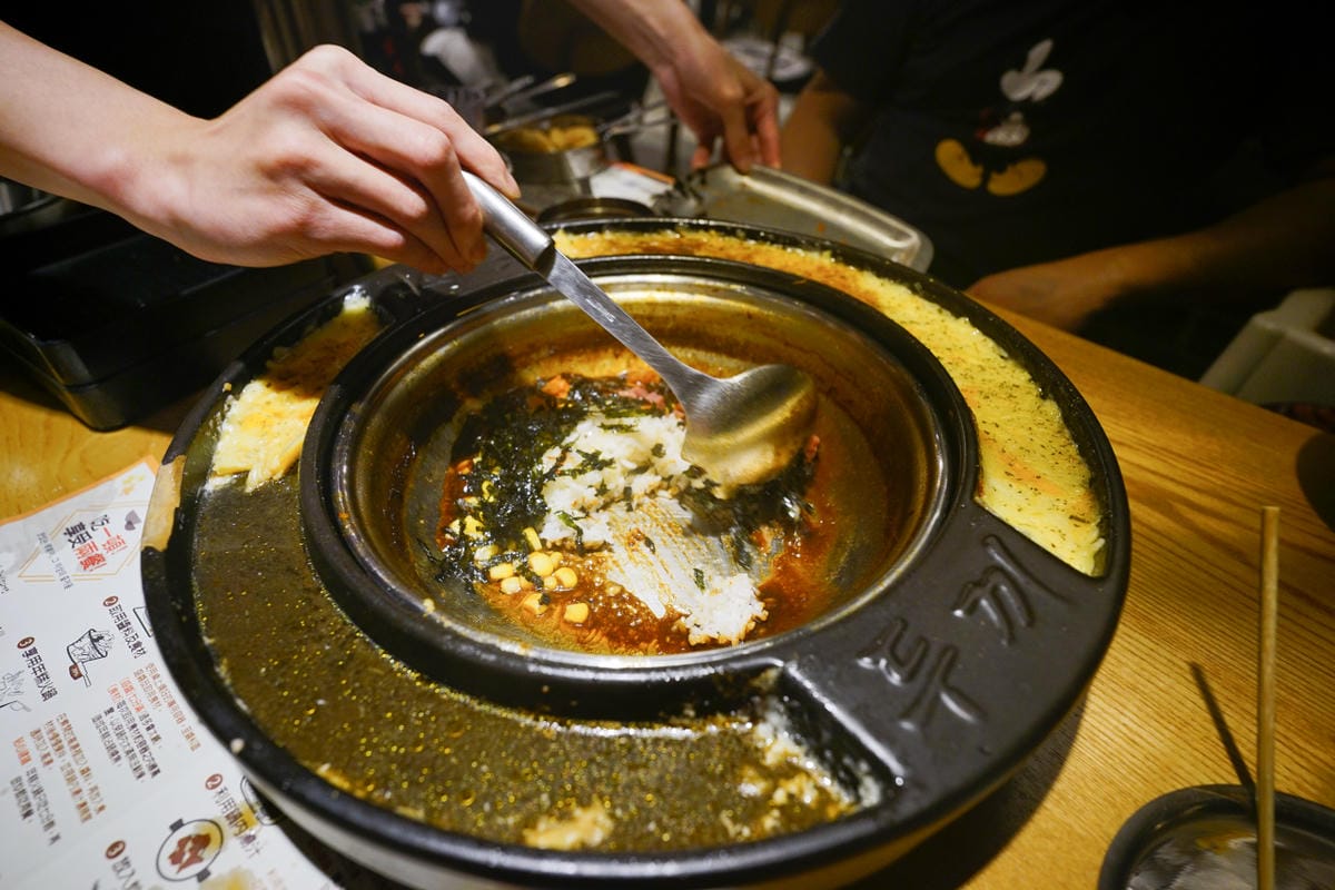 台中食記|台中韓式料理吃到飽餐廳推薦!兩餐dookki 두끼韓國年糕火鍋吃到飽(公益店)多種火鍋湯底、韓式炒飯、韓國泡麵無限量供應~ - 第24張圖 台中食記|台中韓式料理吃到飽餐廳推薦!兩餐dookki 두끼韓國年糕火鍋吃到飽(公益店)多種火鍋湯底、韓式炒飯、韓國泡麵無限量供應~