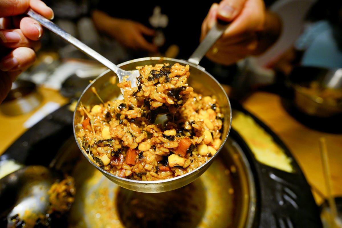 台中食記|台中韓式料理吃到飽餐廳推薦!兩餐dookki 두끼韓國年糕火鍋吃到飽(公益店)多種火鍋湯底、韓式炒飯、韓國泡麵無限量供應~ - 第25張圖 台中食記|台中韓式料理吃到飽餐廳推薦!兩餐dookki 두끼韓國年糕火鍋吃到飽(公益店)多種火鍋湯底、韓式炒飯、韓國泡麵無限量供應~