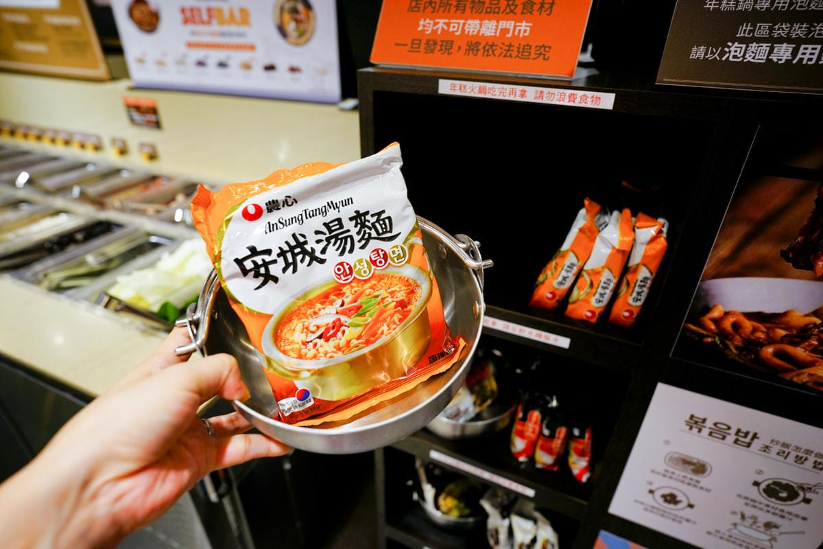 台中食記|台中韓式料理吃到飽餐廳推薦!兩餐dookki 두끼韓國年糕火鍋吃到飽(公益店)多種火鍋湯底、韓式炒飯、韓國泡麵無限量供應~ - 第26張圖 台中食記|台中韓式料理吃到飽餐廳推薦!兩餐dookki 두끼韓國年糕火鍋吃到飽(公益店)多種火鍋湯底、韓式炒飯、韓國泡麵無限量供應~