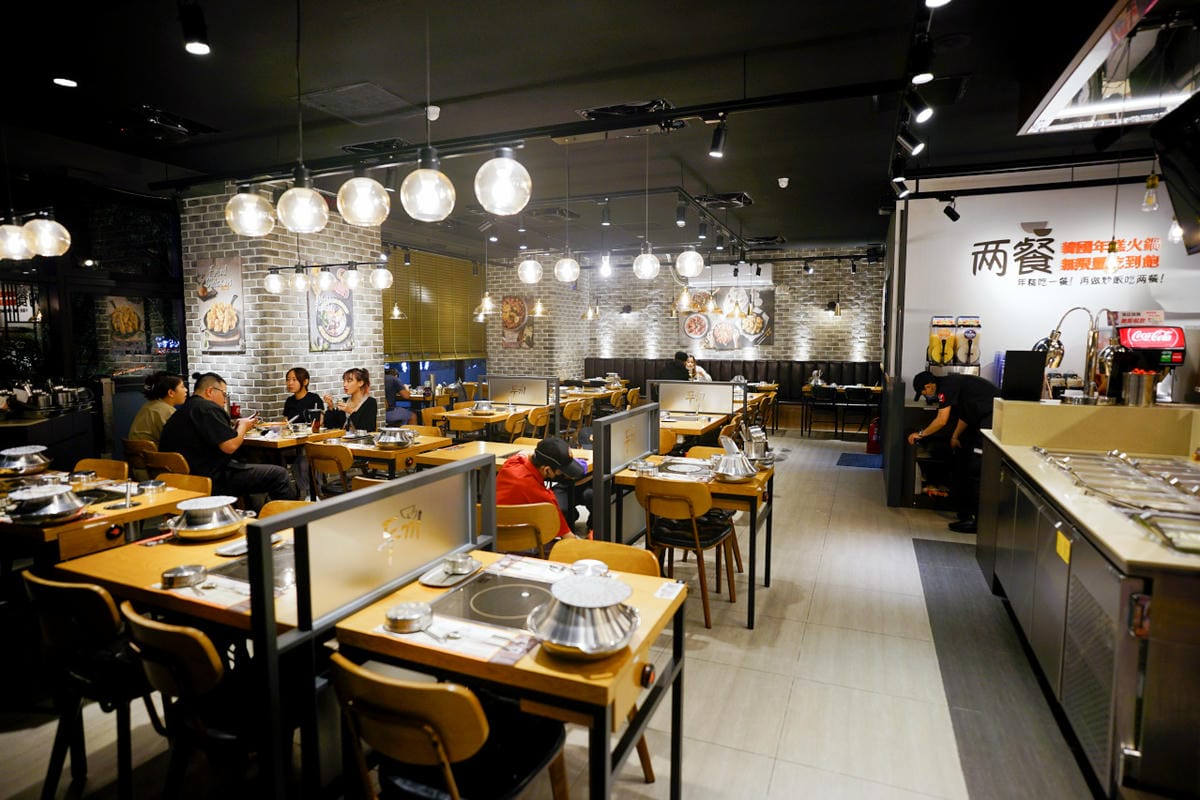 台中食記|台中韓式料理吃到飽餐廳推薦!兩餐dookki 두끼韓國年糕火鍋吃到飽(公益店)多種火鍋湯底、韓式炒飯、韓國泡麵無限量供應~ - 第2張圖 台中食記|台中韓式料理吃到飽餐廳推薦!兩餐dookki 두끼韓國年糕火鍋吃到飽(公益店)多種火鍋湯底、韓式炒飯、韓國泡麵無限量供應~