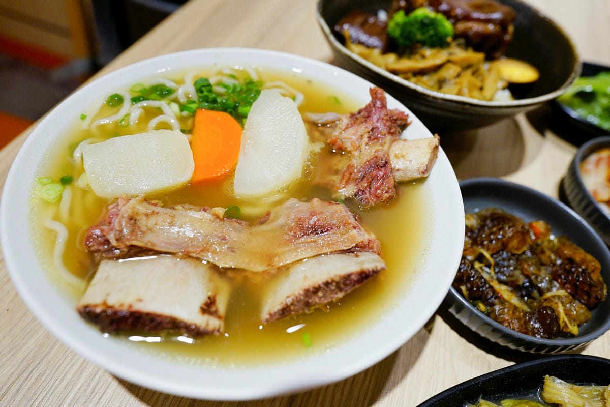 新北食記｜林口牛骨麵推薦！奉上牛骨麵 林口牛肉麵推薦！好停車、用餐環境佳