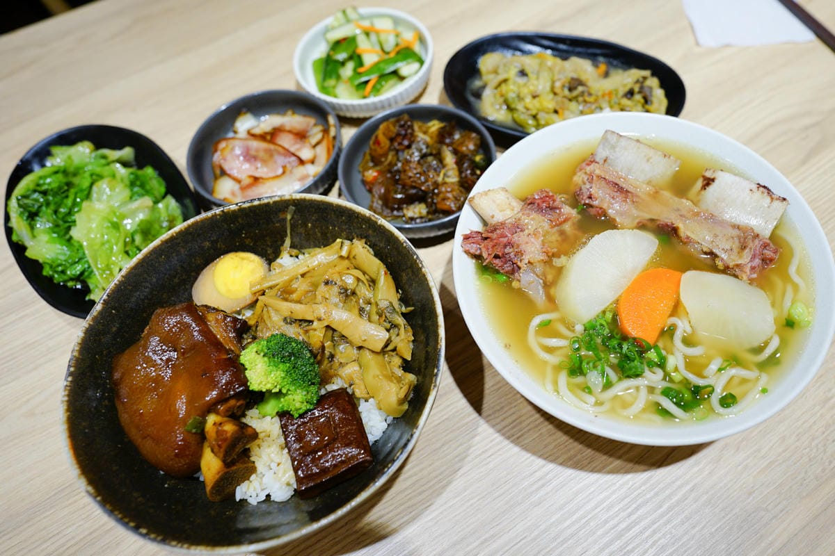 新北食記｜林口牛骨麵推薦！奉上牛骨麵 林口牛肉麵推薦！好停車、用餐環境佳