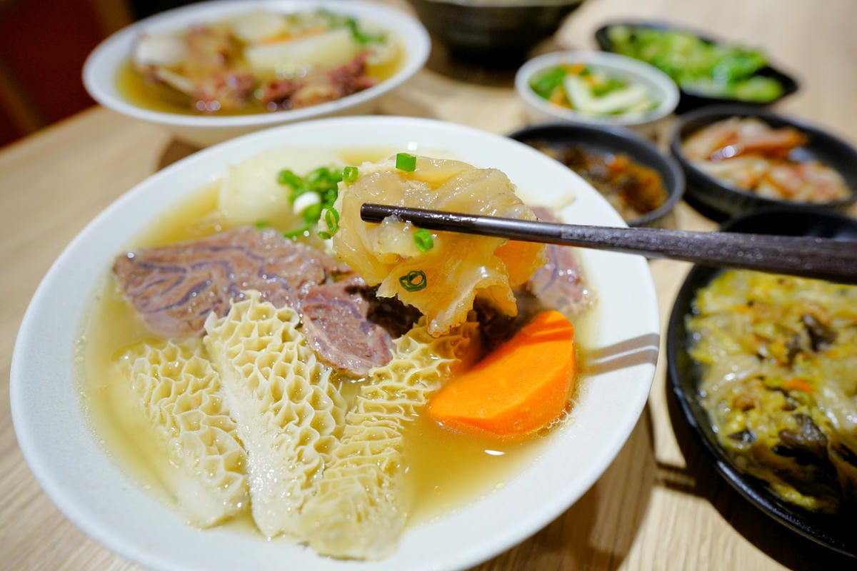 新北食記｜林口牛骨麵推薦！奉上牛骨麵 林口牛肉麵推薦！好停車、用餐環境佳