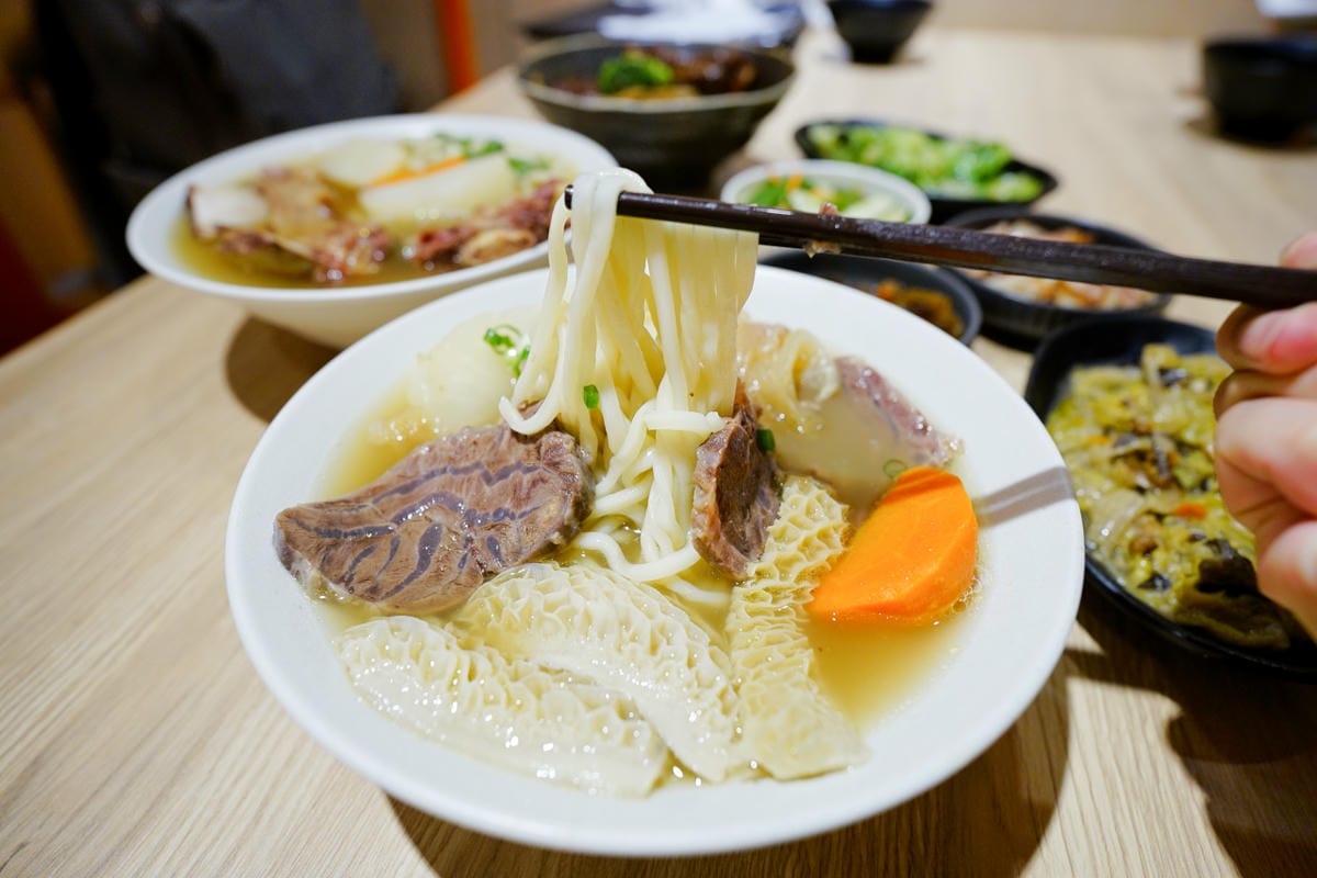 新北食記｜林口牛骨麵推薦！奉上牛骨麵 林口牛肉麵推薦！好停車、用餐環境佳