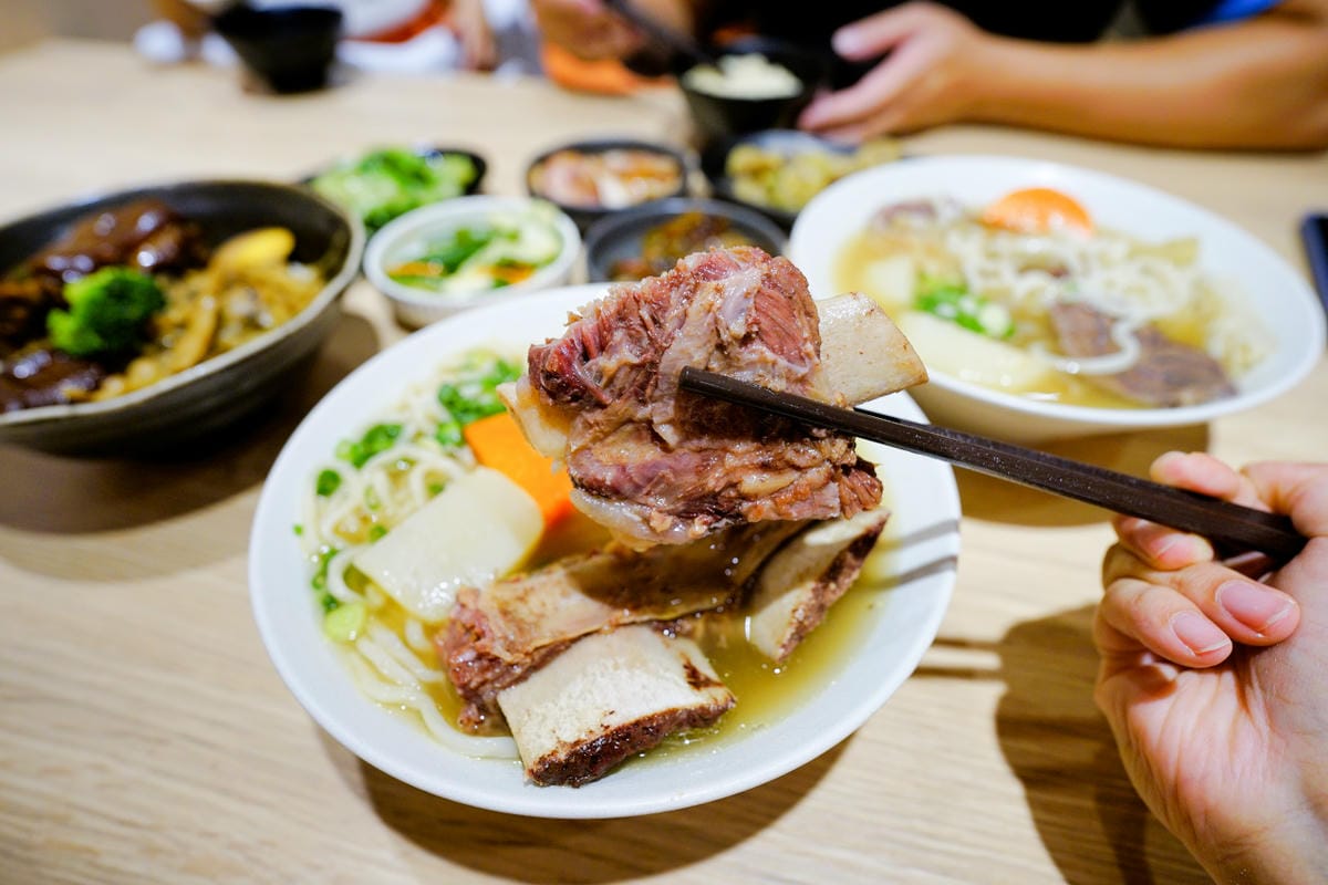新北食記｜林口牛骨麵推薦！奉上牛骨麵 林口牛肉麵推薦！好停車、用餐環境佳