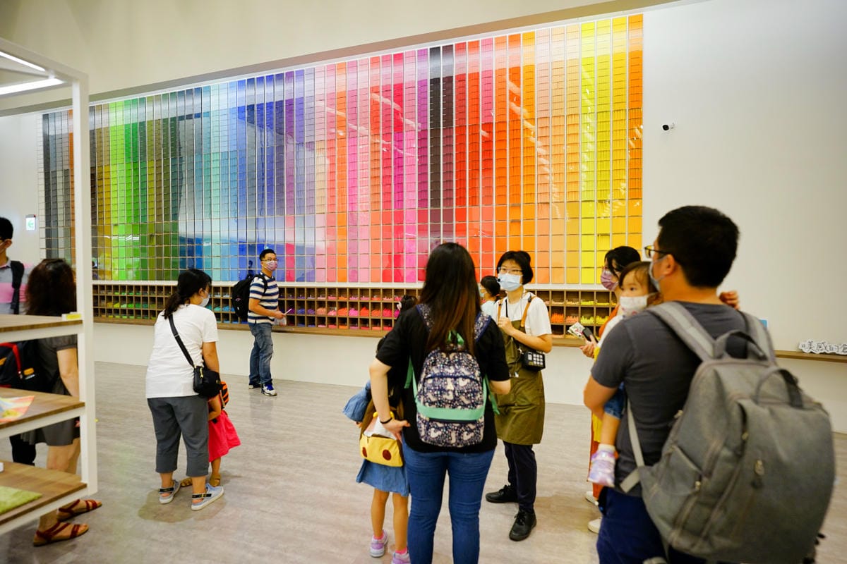 桃園景點｜桃園觀光工廠推薦！雄獅文具 想像力製造所 愛畫畫小朋友的天堂、親子DIY體驗 桃園親子旅遊景點、室內雨備景點推薦！