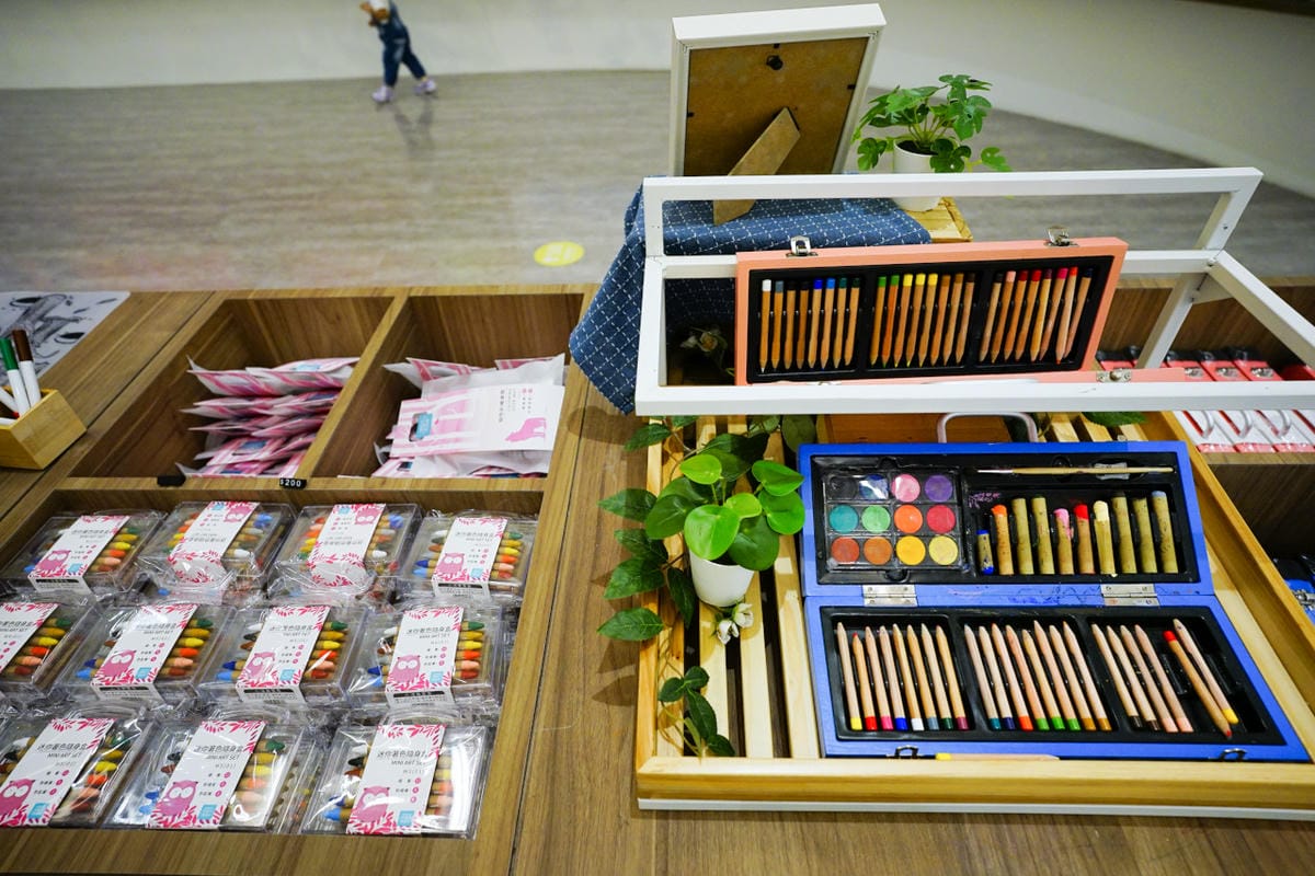 桃園景點｜桃園觀光工廠推薦！雄獅文具 想像力製造所 愛畫畫小朋友的天堂、親子DIY體驗 桃園親子旅遊景點、室內雨備景點推薦！