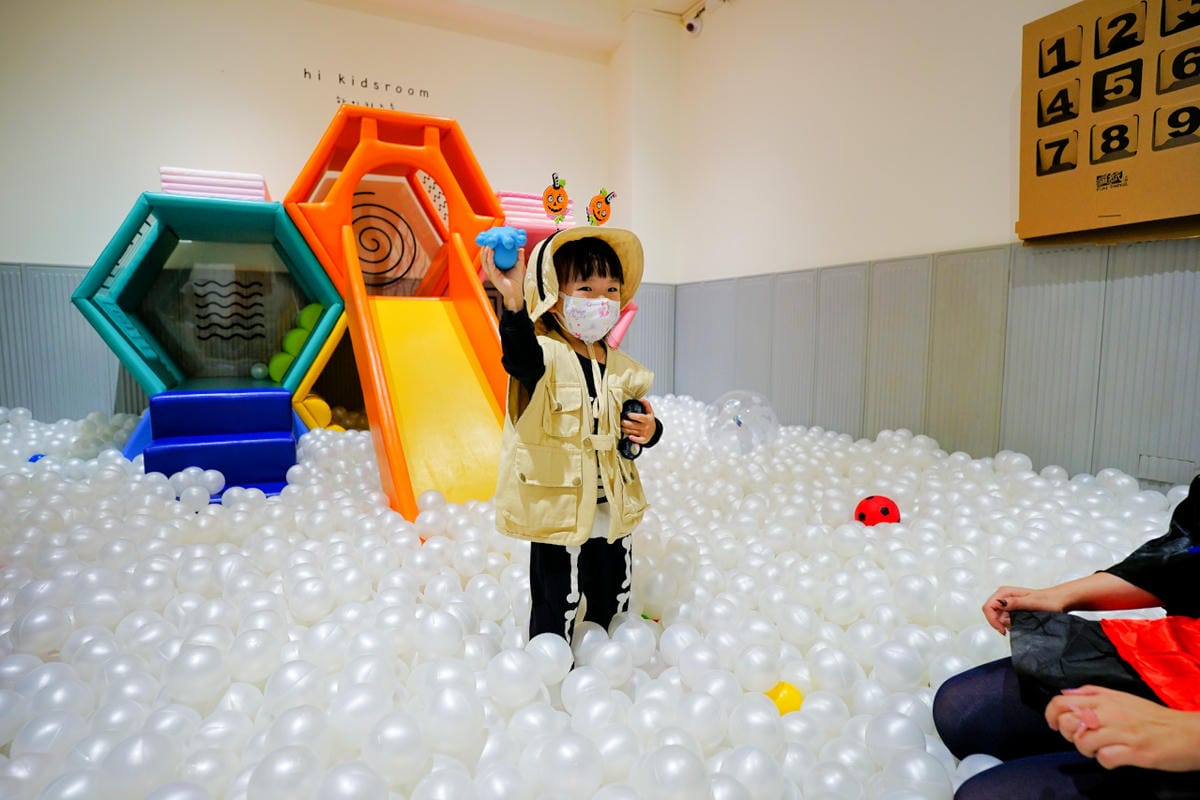親子育兒｜hi kidsroom 嗨有趣 台北親子遊戲課程推薦！韓式主題水彩&故事引導球池尋寶探險