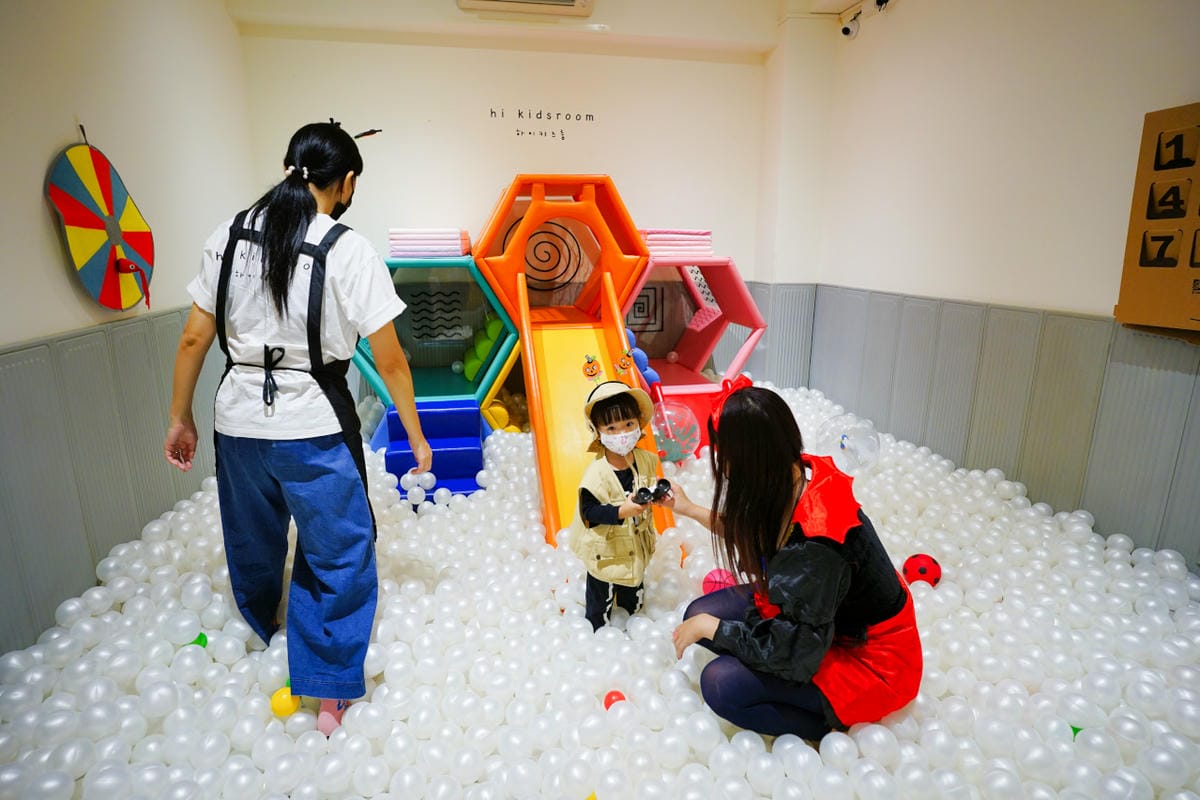 親子育兒｜hi kidsroom 嗨有趣 台北親子遊戲課程推薦！韓式主題水彩&故事引導球池尋寶探險