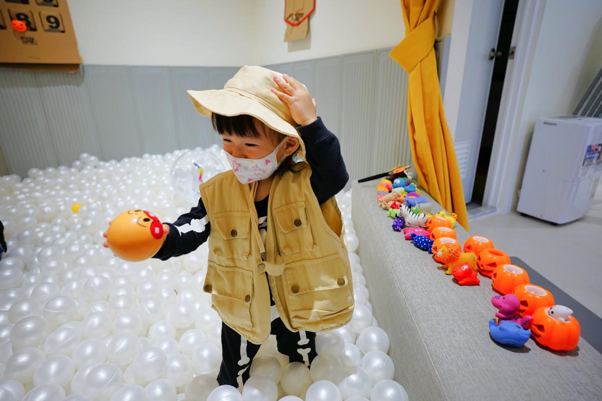 親子育兒｜hi kidsroom 嗨有趣 台北親子遊戲課程推薦！韓式主題水彩&故事引導球池尋寶探險