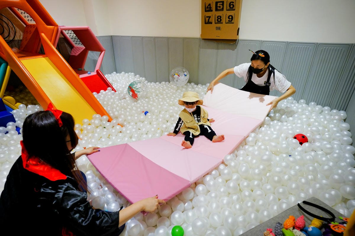 親子育兒｜hi kidsroom 嗨有趣 台北親子遊戲課程推薦！韓式主題水彩&故事引導球池尋寶探險