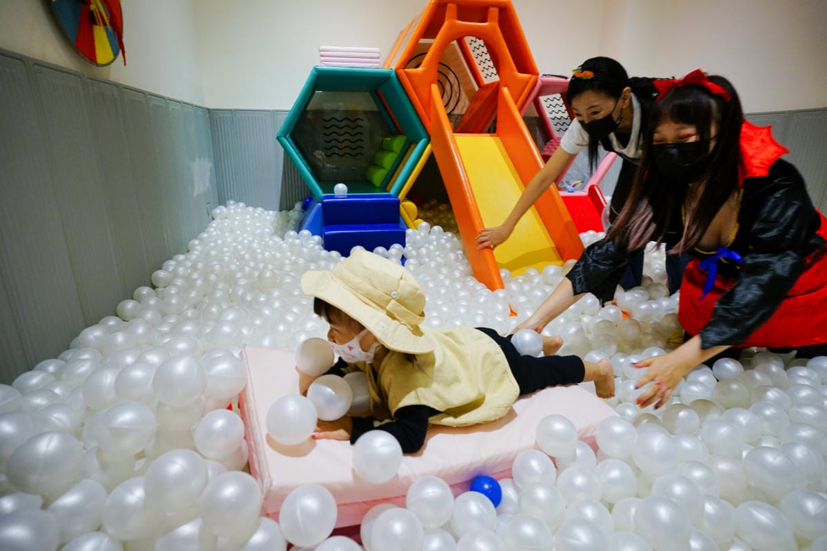 親子育兒｜hi kidsroom 嗨有趣 台北親子遊戲課程推薦！韓式主題水彩&故事引導球池尋寶探險