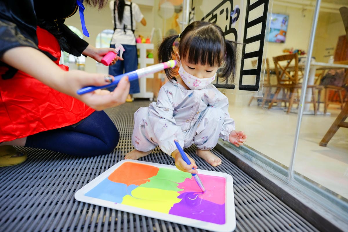 親子育兒｜hi kidsroom 嗨有趣 台北親子遊戲課程推薦！韓式主題水彩&故事引導球池尋寶探險