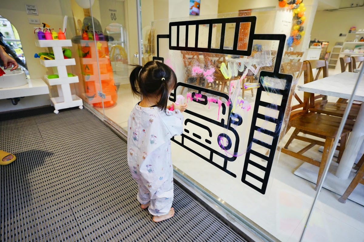 親子育兒｜hi kidsroom 嗨有趣 台北親子遊戲課程推薦！韓式主題水彩&故事引導球池尋寶探險