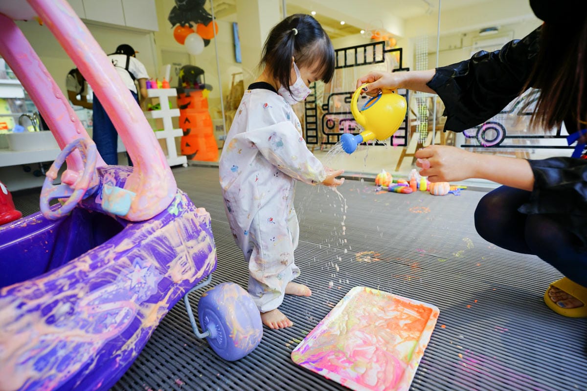 親子育兒｜hi kidsroom 嗨有趣 台北親子遊戲課程推薦！韓式主題水彩&故事引導球池尋寶探險