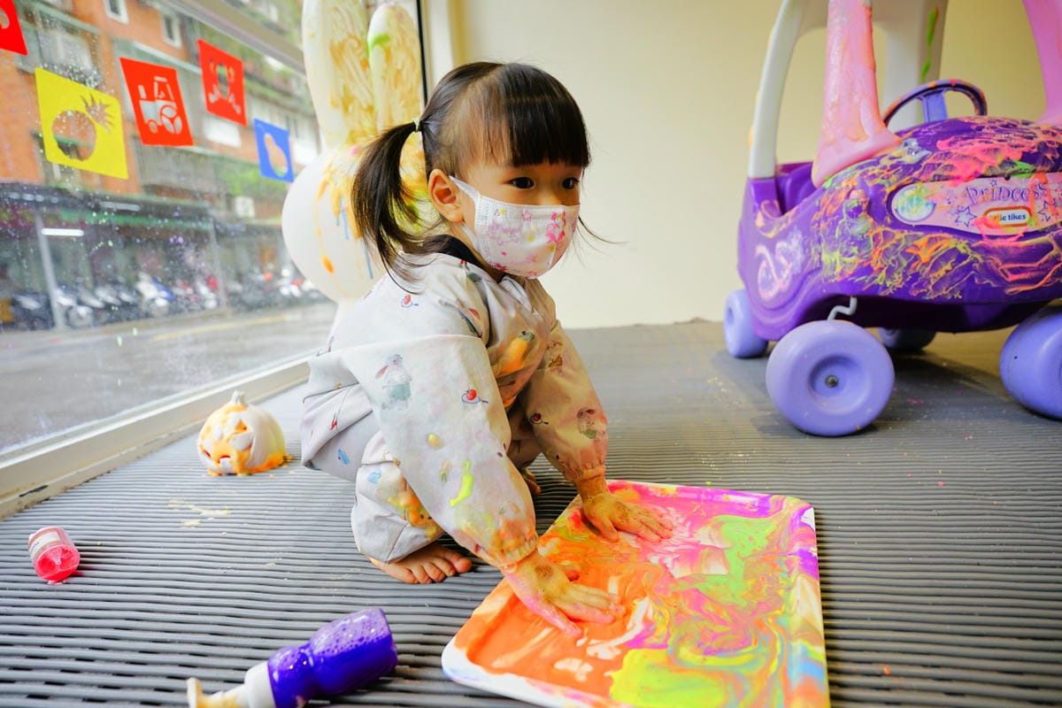 親子育兒｜hi kidsroom 嗨有趣 台北親子遊戲課程推薦！韓式主題水彩&故事引導球池尋寶探險