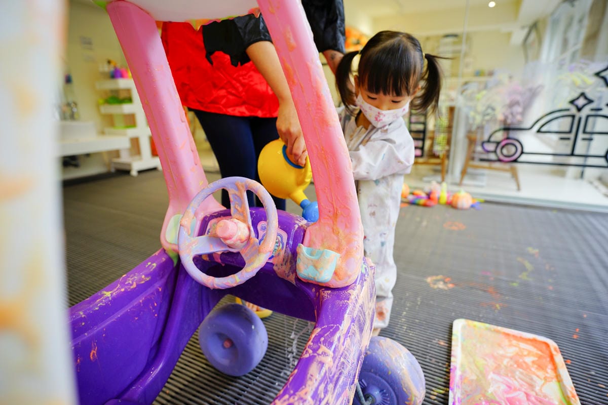 親子育兒｜hi kidsroom 嗨有趣 台北親子遊戲課程推薦！韓式主題水彩&故事引導球池尋寶探險