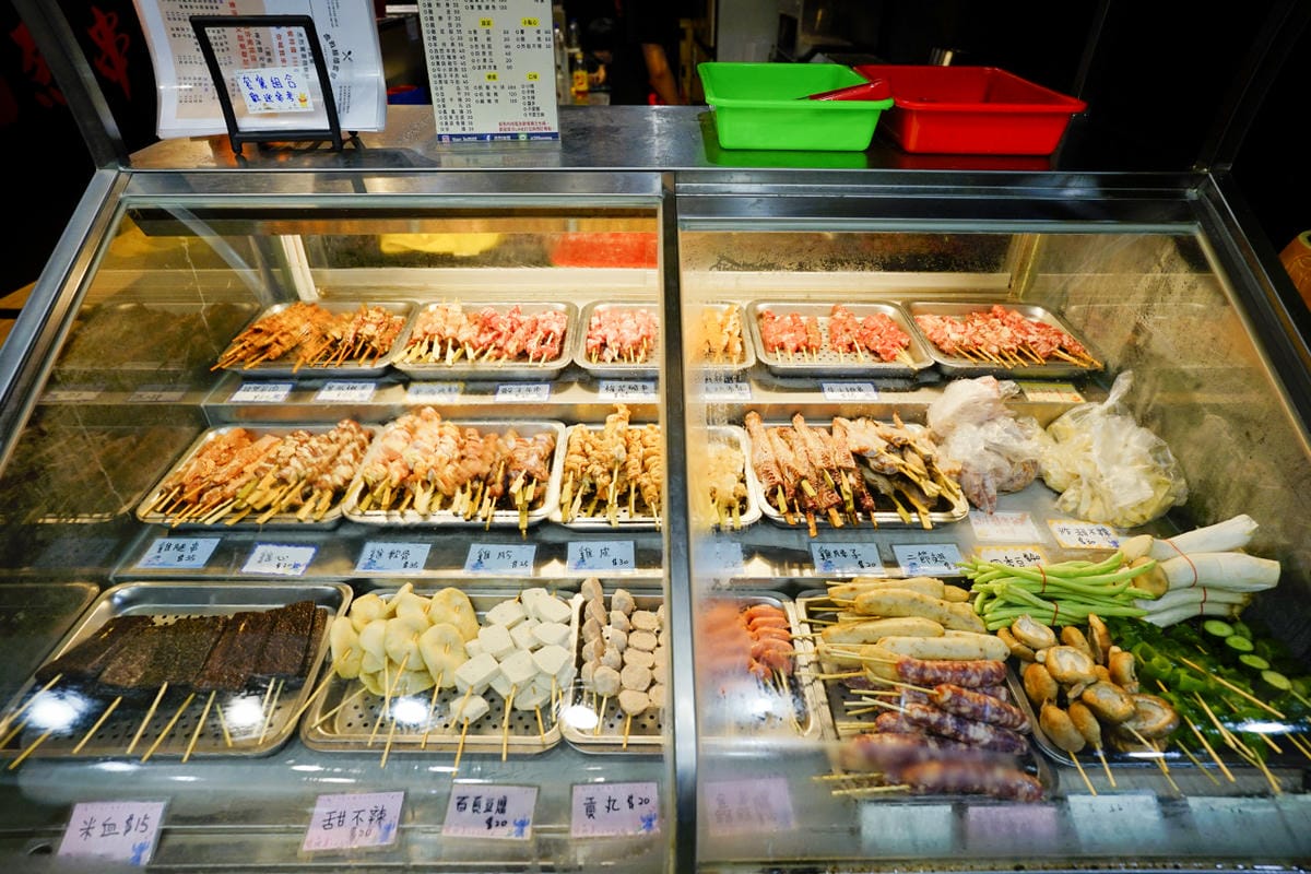 桃園食記｜桃園串燒推薦！虎烈串霸 桃園藝文特區宵夜美食，還有KTV歡唱包廂，聚餐小酌推薦！