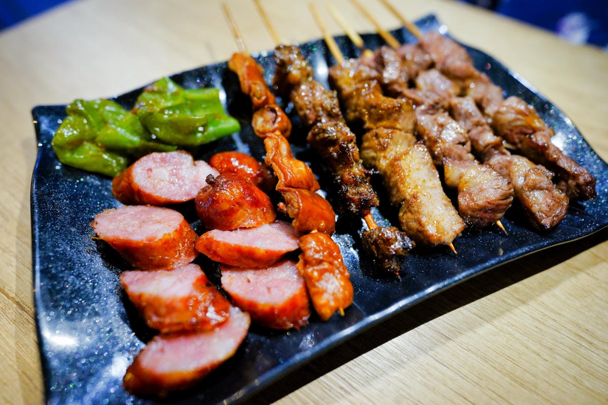 桃園食記｜桃園串燒推薦！虎烈串霸 桃園藝文特區宵夜美食，還有KTV歡唱包廂，聚餐小酌推薦！