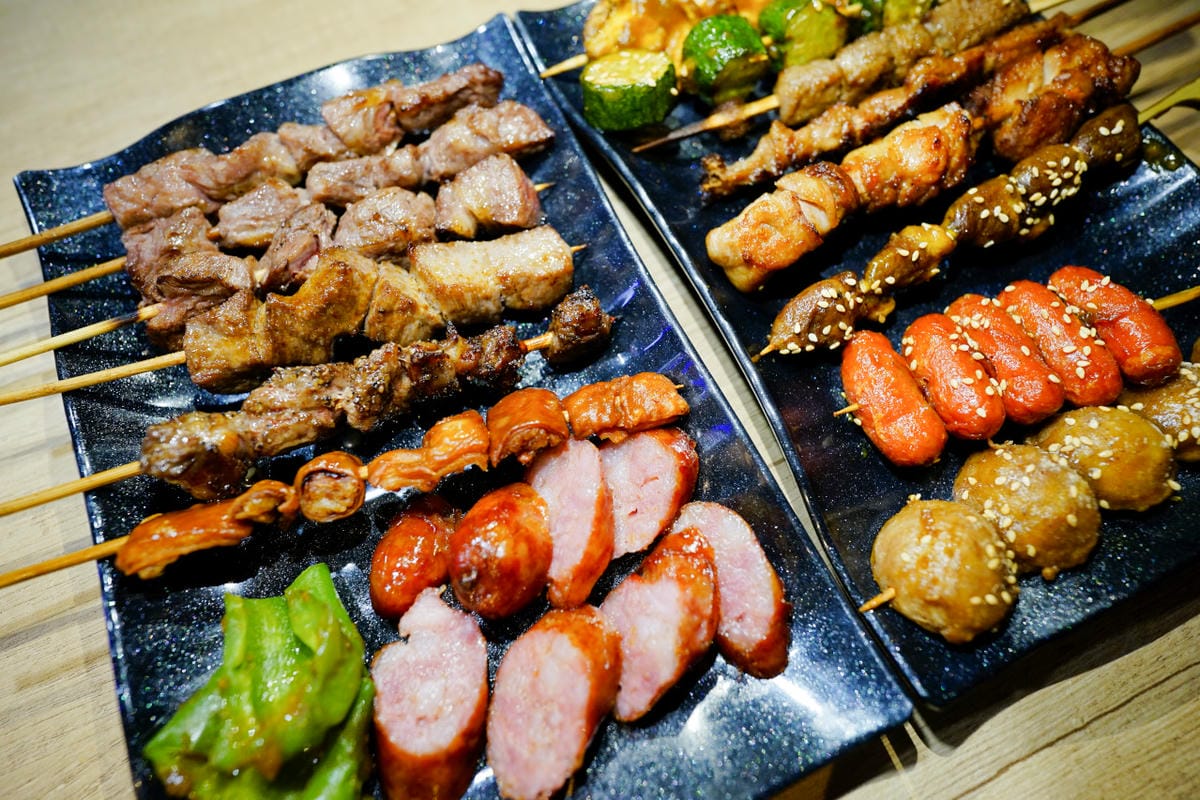 桃園食記｜桃園串燒推薦！虎烈串霸 桃園藝文特區宵夜美食，還有KTV歡唱包廂，聚餐小酌推薦！