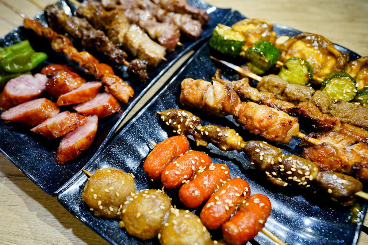 桃園食記｜桃園串燒推薦！虎烈串霸 桃園藝文特區宵夜美食，還有KTV歡唱包廂，聚餐小酌推薦！