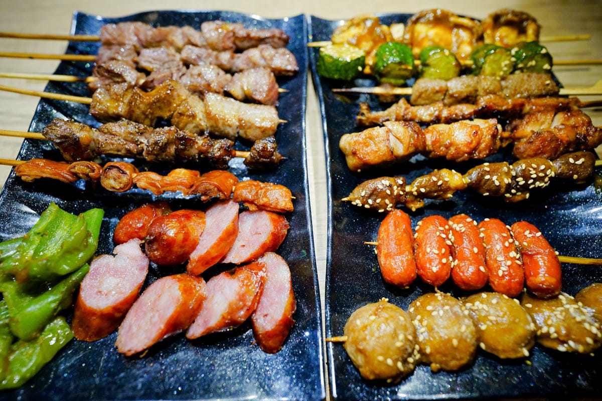 桃園食記｜桃園串燒推薦！虎烈串霸 桃園藝文特區宵夜美食，還有KTV歡唱包廂，聚餐小酌推薦！