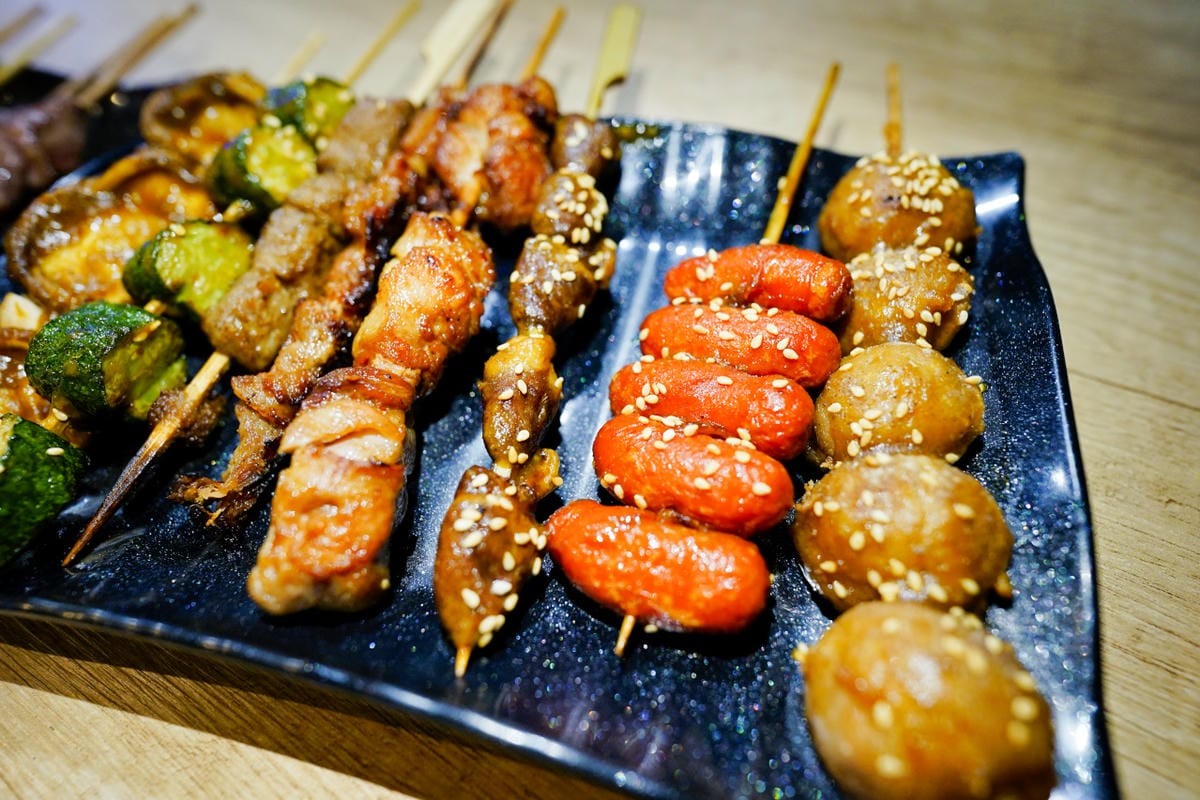 桃園食記｜桃園串燒推薦！虎烈串霸 桃園藝文特區宵夜美食，還有KTV歡唱包廂，聚餐小酌推薦！