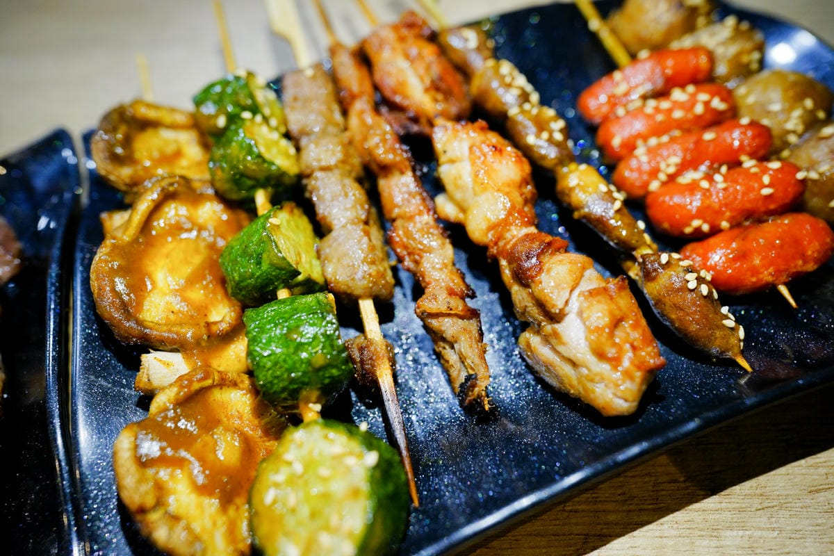 桃園食記｜桃園串燒推薦！虎烈串霸 桃園藝文特區宵夜美食，還有KTV歡唱包廂，聚餐小酌推薦！