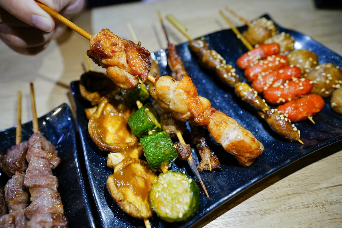 桃園食記｜桃園串燒推薦！虎烈串霸 桃園藝文特區宵夜美食，還有KTV歡唱包廂，聚餐小酌推薦！