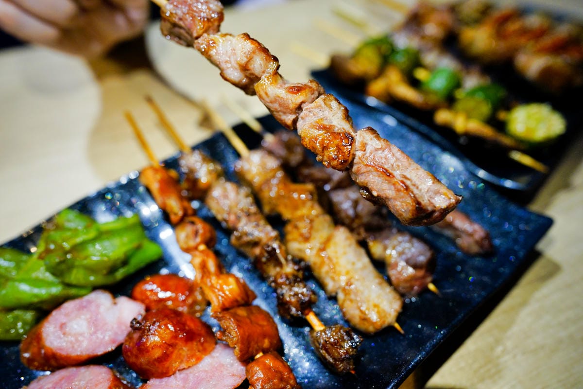桃園食記｜桃園串燒推薦！虎烈串霸 桃園藝文特區宵夜美食，還有KTV歡唱包廂，聚餐小酌推薦！