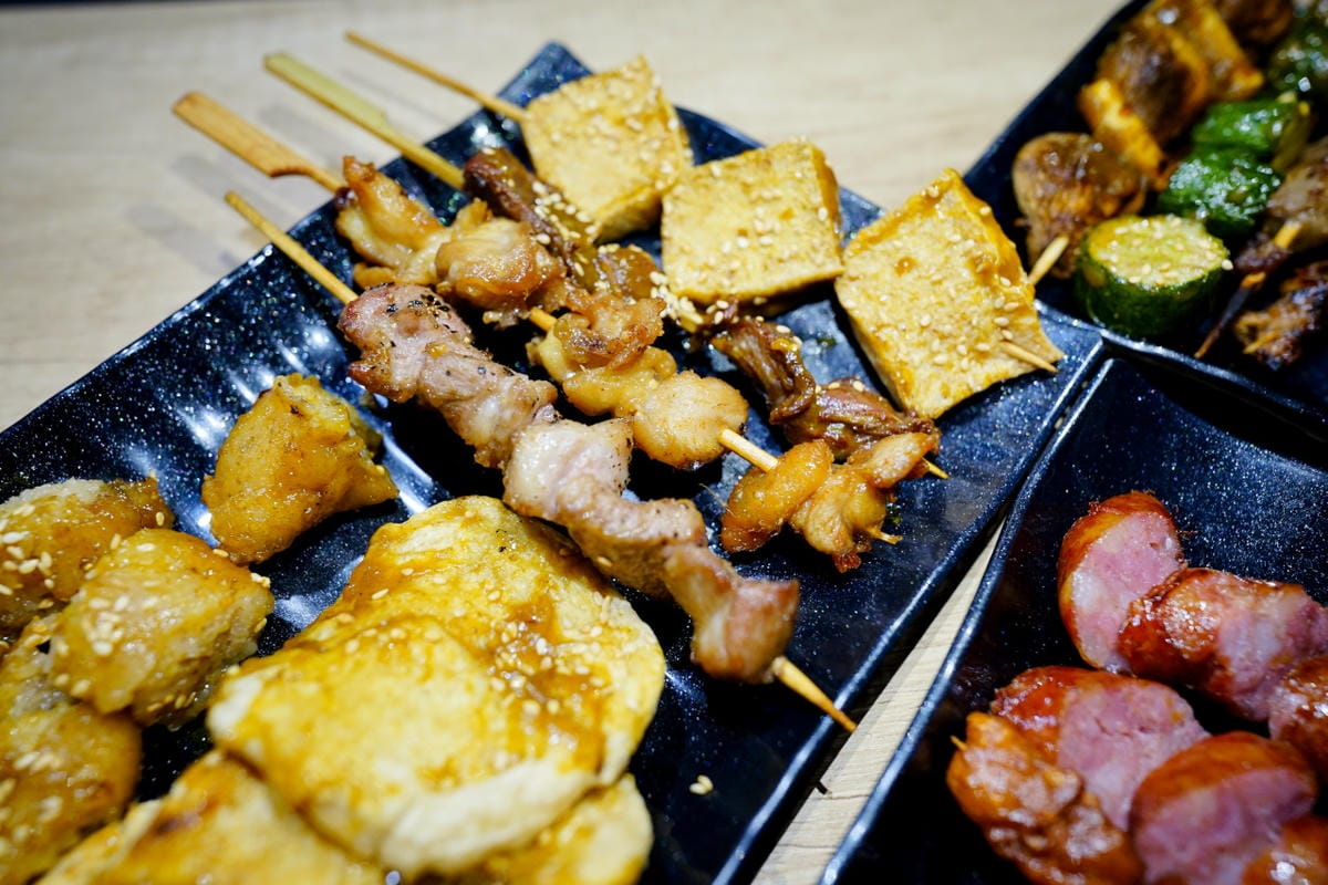 桃園食記｜桃園串燒推薦！虎烈串霸 桃園藝文特區宵夜美食，還有KTV歡唱包廂，聚餐小酌推薦！